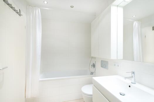 Bad mit Wanne und maßgeschreinerten Wandeinbauten