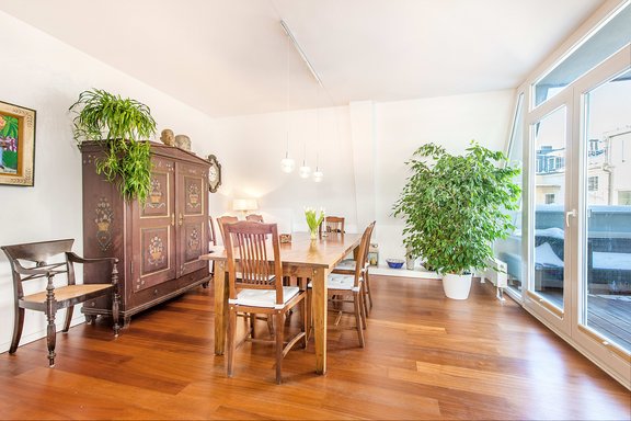 Essbereich mit Zugang zur Loggia