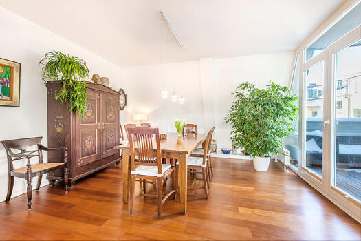 Essbereich mit Zugang zur Loggia