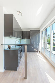 Kitchen with high gloss fronts