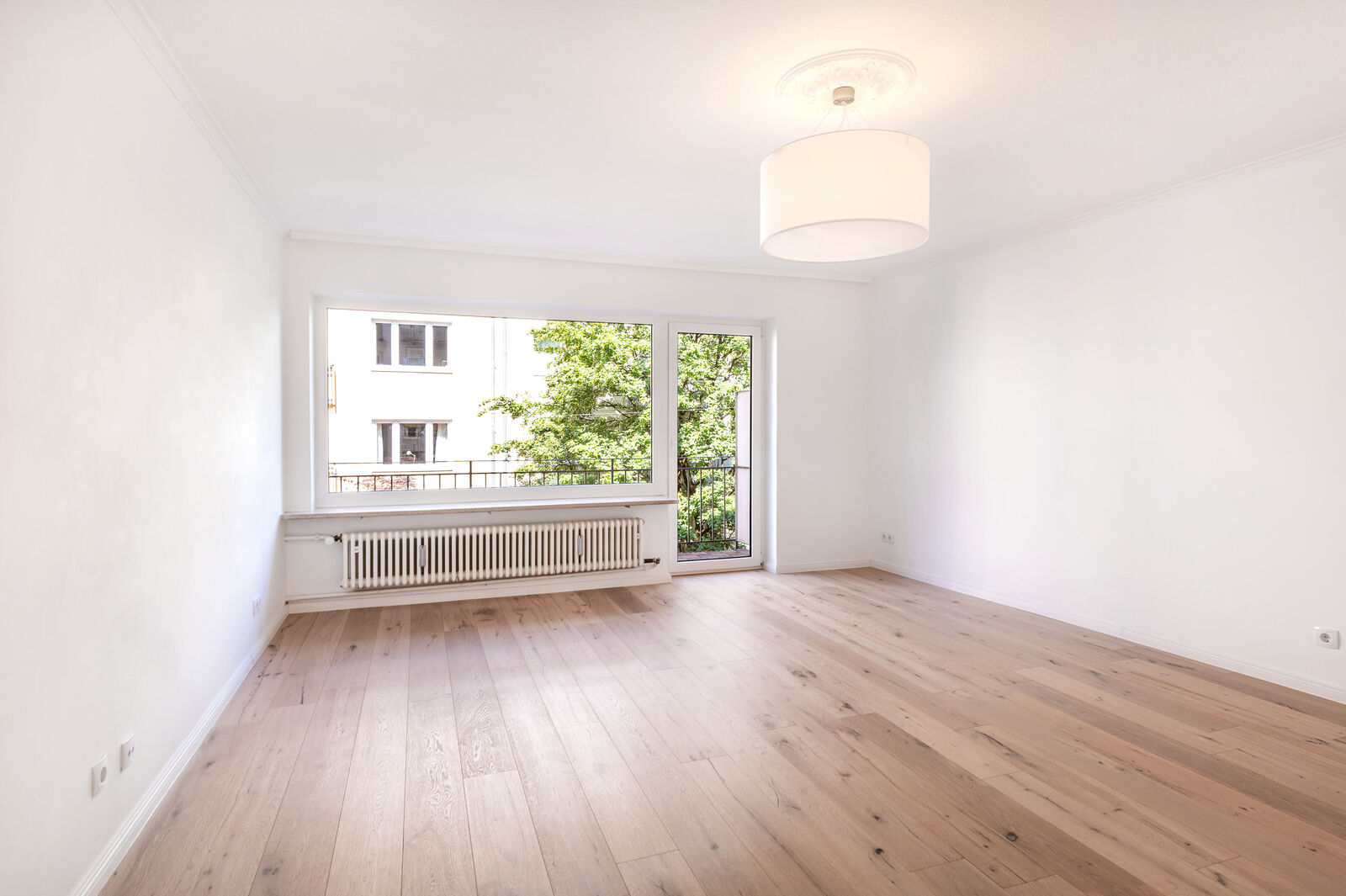 Wohn-/Esszimmer mit viel Sonne