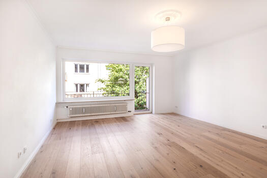 Wohn-/Esszimmer mit viel Sonne