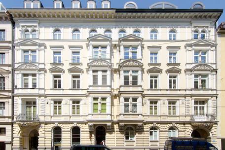 Helle Vier-Zimmer-Altbauwohnung in denkmalgeschütztem Stadtpalais von 1877