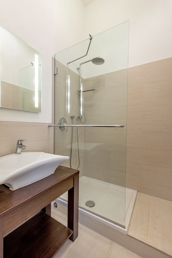 Modernes Duschbad mit Glasabtrennung