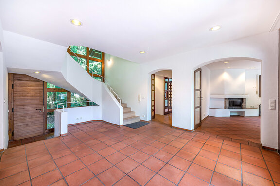 Spacious entrance