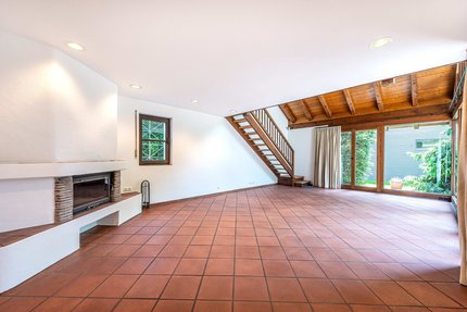 Der Kamin sorgt für Behaglichkeit