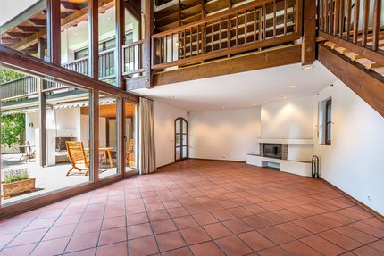 Lichtdurchflutetes Wohnzimmer mit Galerie