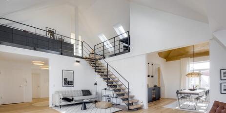 Helligkeit. Gemütlichkeit. Design-Highlight. Dachterrassenwohnung nahe der Isar