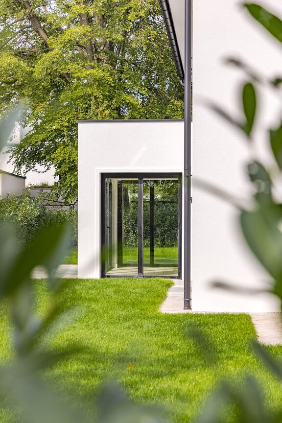 Bodentiefe Fenster und lichtdurchflutete Räumlichkeiten