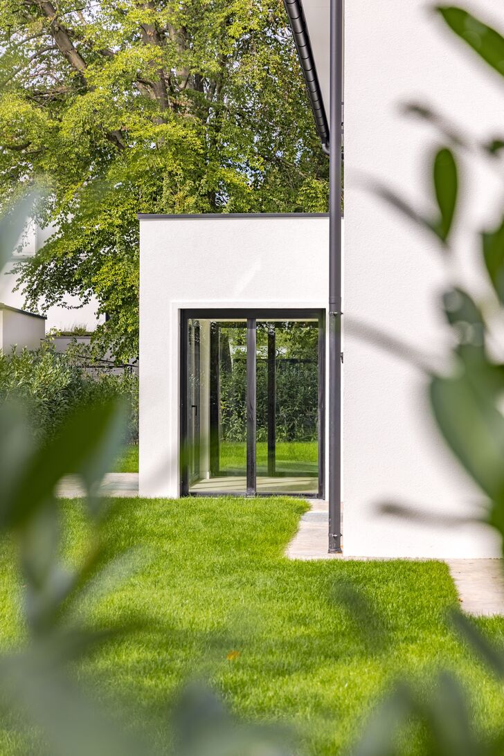 Bodentiefe Fenster und lichtdurchflutete Räumlichkeiten