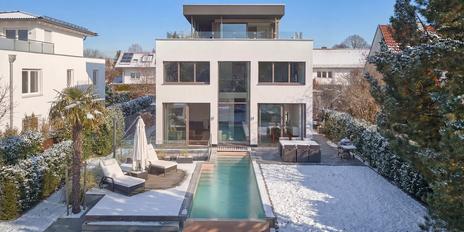 Herausragendes Design im Bauhausstil: Exklusive Familienvilla von 2017 mit Pool, Wärmepumpe und PV