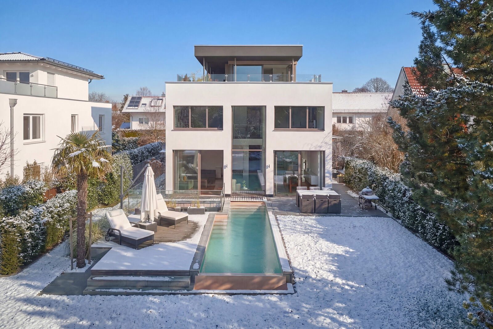 Puristischer Stil und Pool