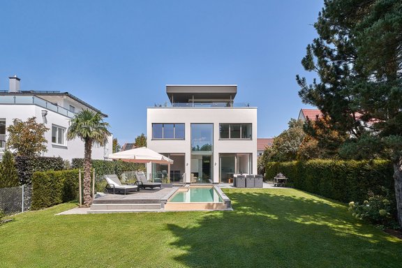 Puristischer Stil und Pool