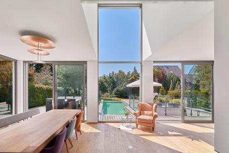 Herausragendes Design im Bauhausstil: Exklusive Familienvilla von 2017 mit Pool, Wärmepumpe und PV