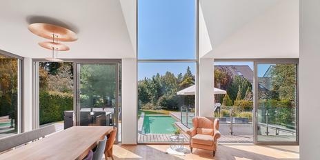 Outstanding design in Bauhaus style: Exclusive family villa from 2017 with pool, heat pump and PV