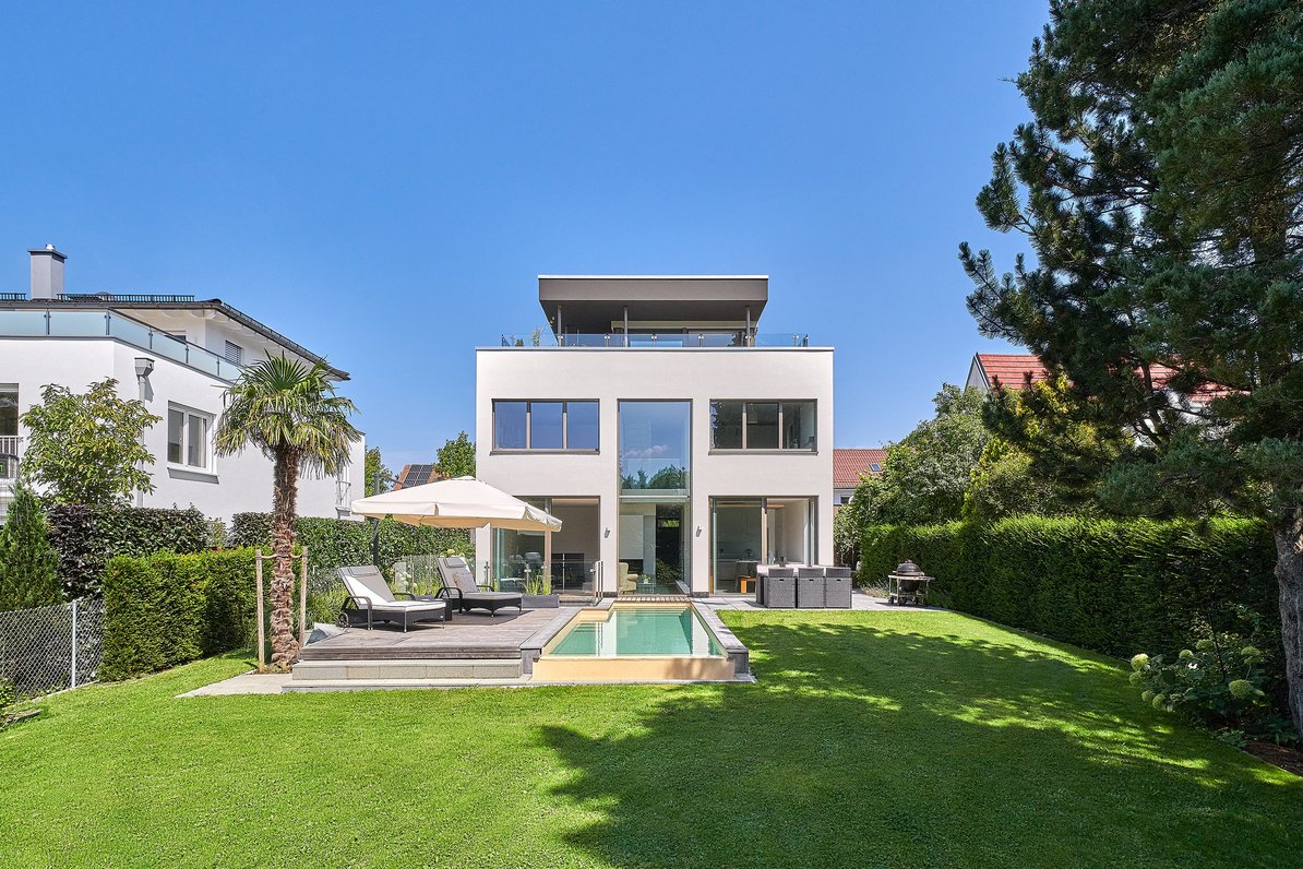 Puristischer Stil und Pool