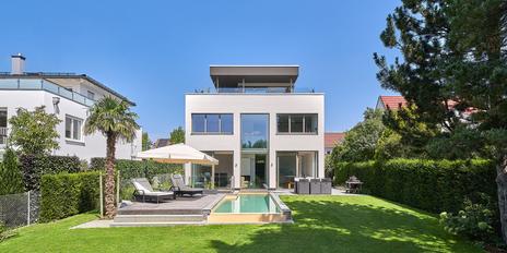 Herausragendes Design im Bauhausstil: Exklusive Familienvilla von 2017 mit Pool, Wärmepumpe und PV