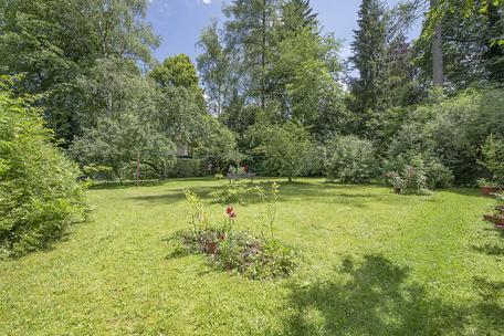 Herrliches Baugrundstück mit attraktivem Baurecht und charmantem Altbestand in bester Wohnlage