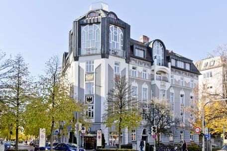 Stately 3-room city apartment with large west balcony in art nouveau palace