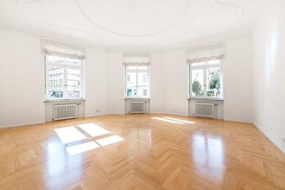 Stately 4-room old building apartment in quiet prime location