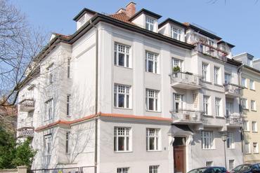 Stately 4-room old building apartment with exclusive furnishings