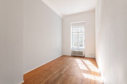 Helles Arbeitszimmer