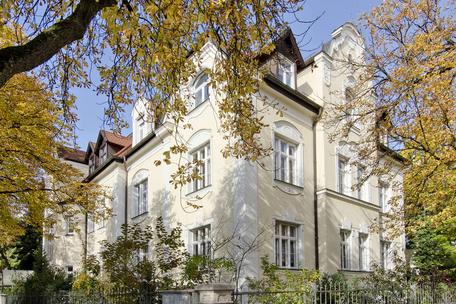 Stately 5 room old building apartment in listed city palace from 1896