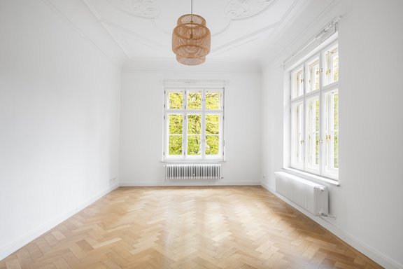 Lichterfülltes Zimmer mit Deckenstuck