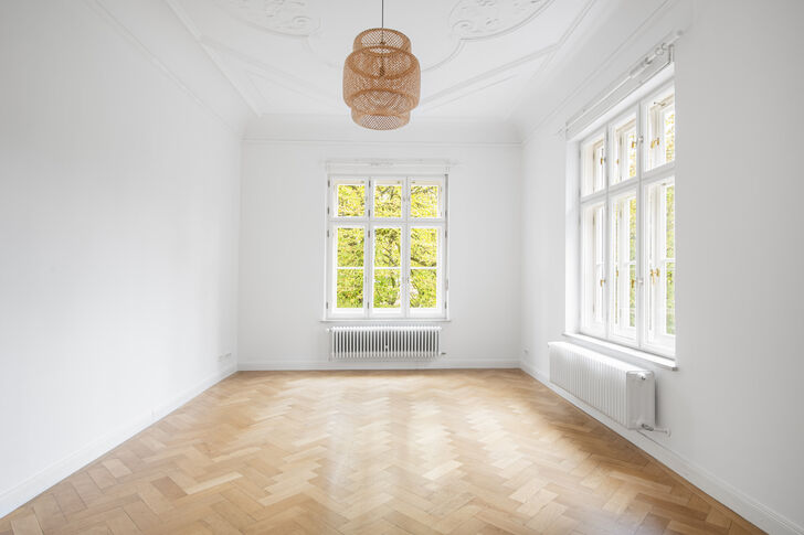 Lichterfülltes Zimmer mit Deckenstuck