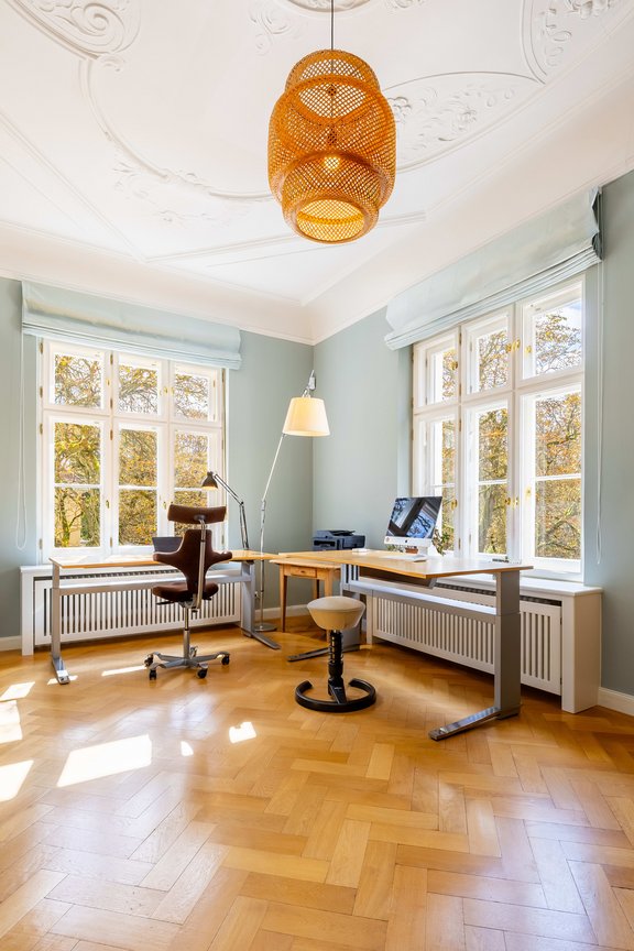 Lichterfülltes Zimmer mit Deckenstuck