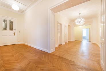 Stately 5-room old building apartment with fireplace and south-facing balcony in urban, quiet prime location