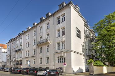 Stately 5-room old building apartment with fireplace and south balcony