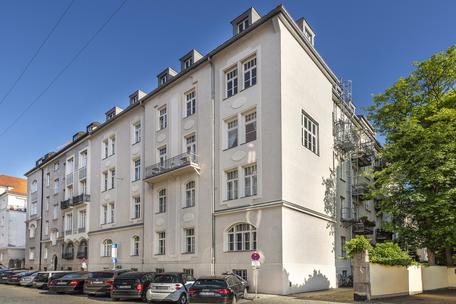 Stately 5-room old building apartment with fireplace and south balcony