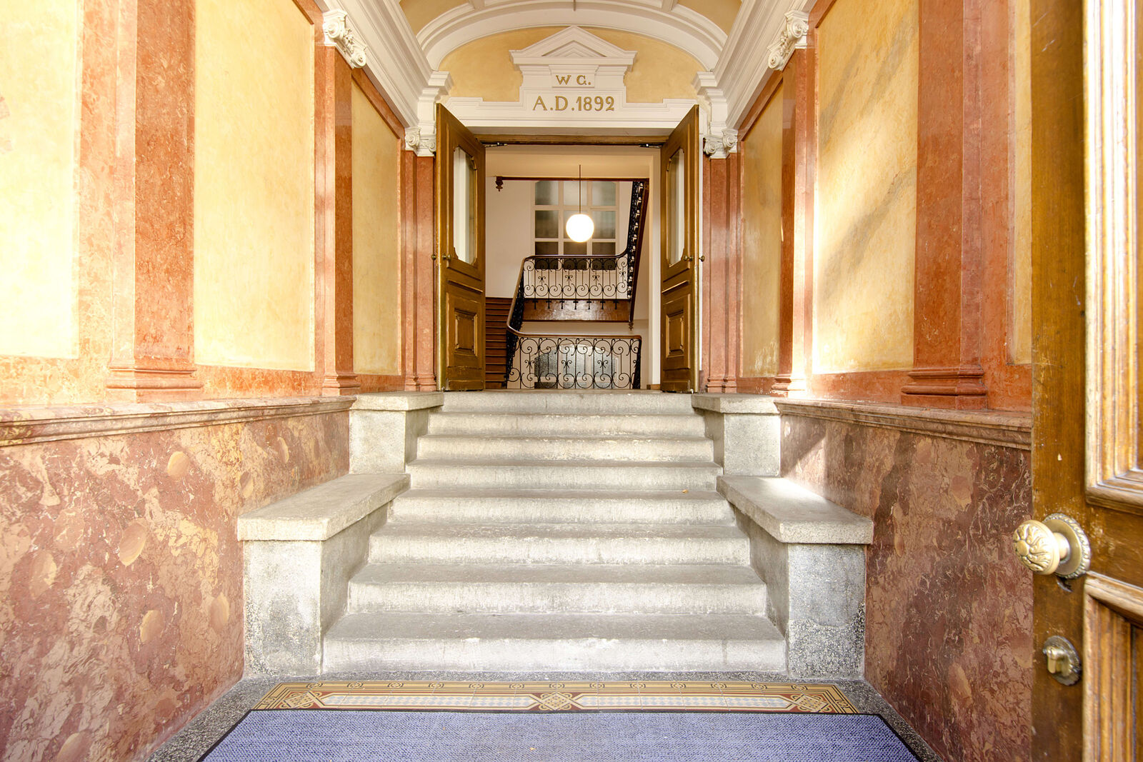 Hauseingang und Treppenhaus