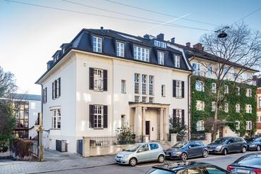 Stately old building maisonette in prime urban location