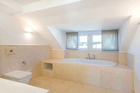 Bad im Dachgeschoss