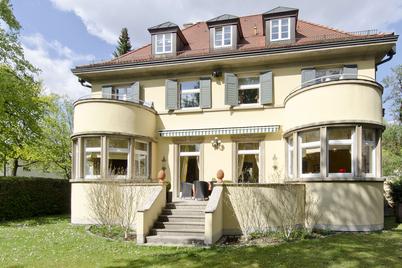 Herrschaftliche Altbauvilla von 1927 mit idyllisch angelegtem Parkgrundstück