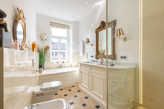 Bad mit Dusche und Wanne