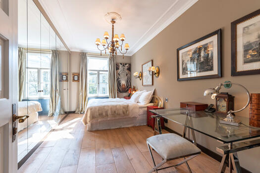 Schlafzimmer mit Einbauschrank
