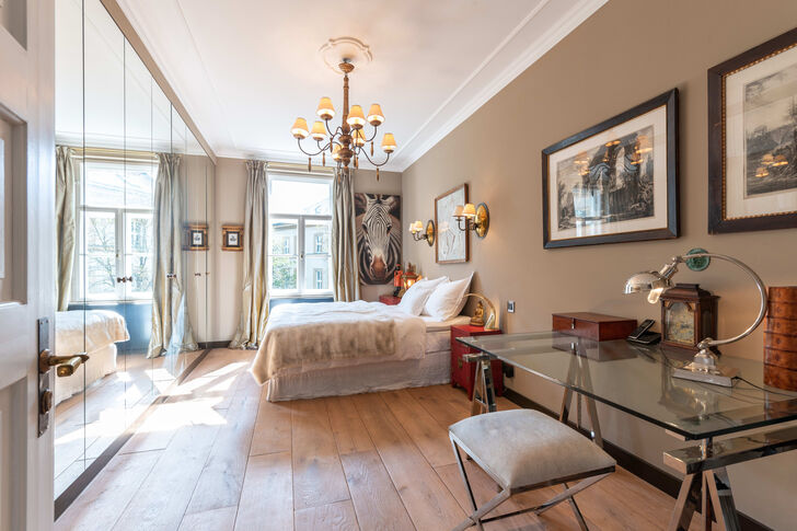 Schlafzimmer mit Einbauschrank