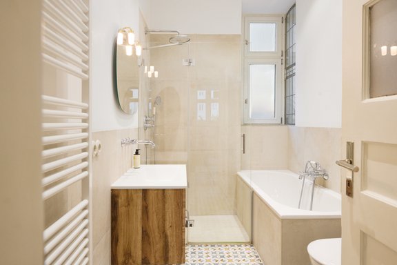 Stylish daylight bathroom