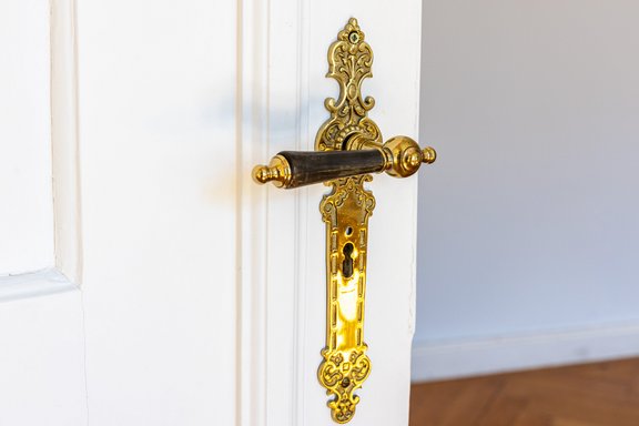 Stilgetreue Messingbeschläge