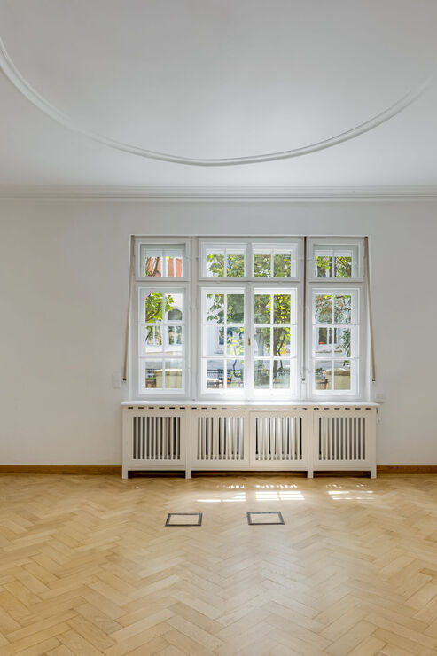 Büro mit Netzwerkverkabelung