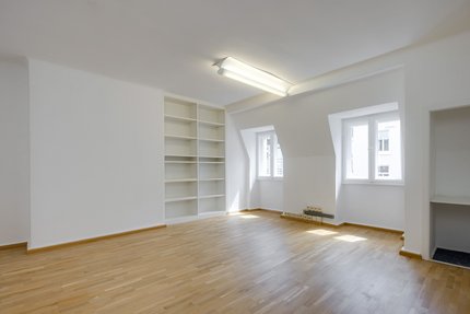 Gut geschnittenes weiteres Büro im OG