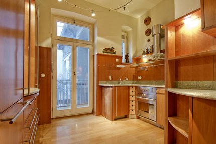 Küche mit Balkonzugang