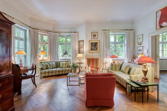 Lichtdurchflutetes Wohnzimmer