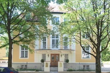 Stately first floor in magnificent palace with park-like garden