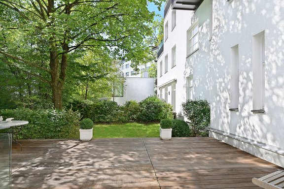 Süd-Terrasse mit Privatgarten