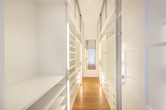 Master-Ankleide mit Schränken