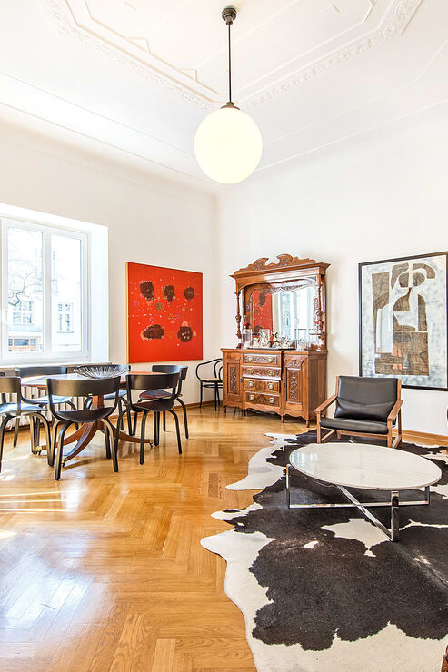 Esszimmer mit historischem Jugendstil-Deckenstuck